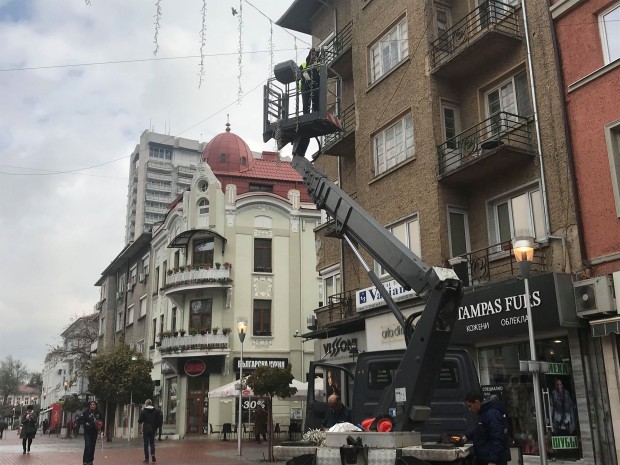 Varna24 bg Работници монтират коледната украса по ларгото на Варна видя