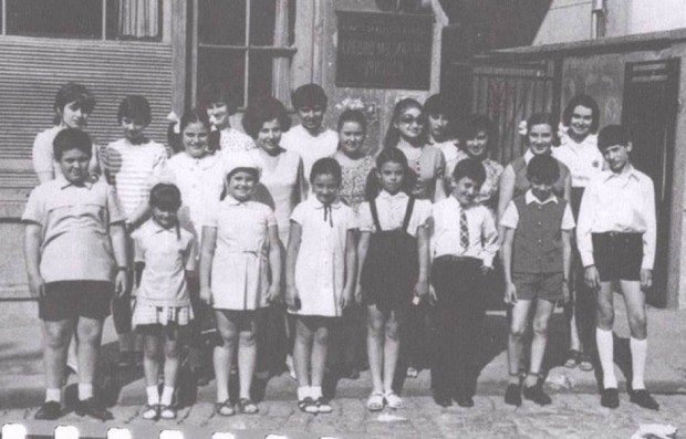 Анна Балашева с нейни ученици 1969 годинаНамерете бивши съученици