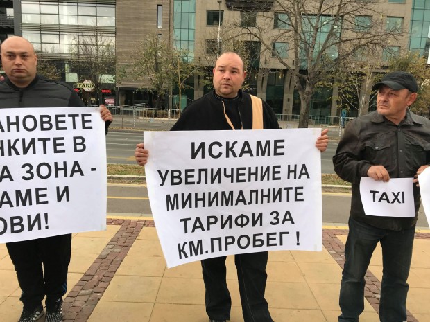 Varna24 bg Таксиметрови шофьори от Варна излязоха на протест пред сградата