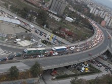 Пътен възел на две нива или детелина над жп линиите свързва "Тракия" с Кючука