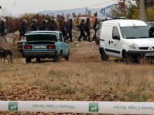 Тежковъоръжени полицаи с щитове обградиха циганска махала