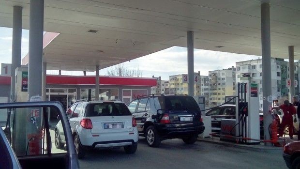Цената на най масовия бензин А95 в Пловдив падна под 2 00
