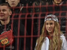 Гери-Никол трепери над гаджето