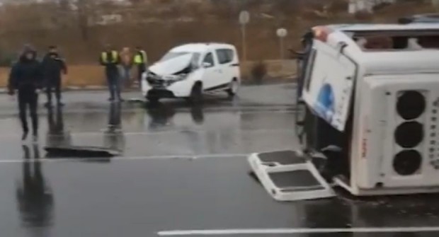24Родопи
Тежка катастрофа с пътнически микробус в Кърджали Превозното средство се
