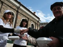 ГЕРБ раздаде риба на миряните по случай Благовещение