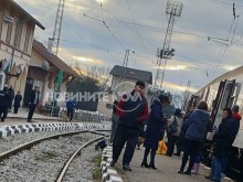 Очевидец шокира: Циганка уби човека във влака заради забележка!