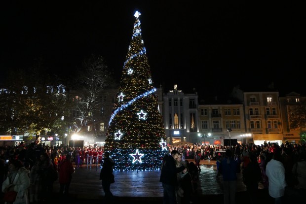 Коледната елха на Пловдив ще светне още през ноември Това