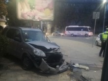 Среднощен екшън! Кола се вряза в стълб на Сточна гара