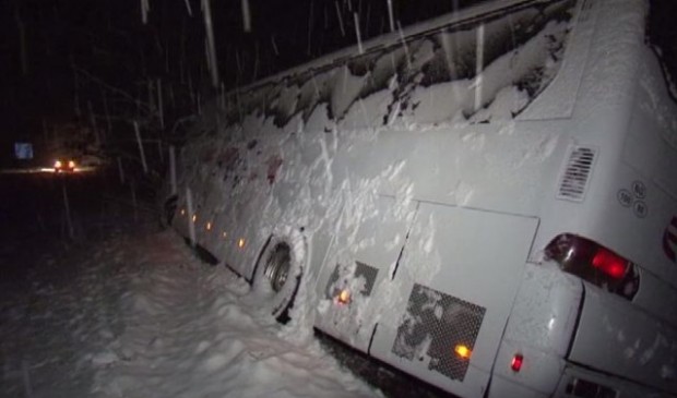bTV
Обилният снеговалеж предизвика задръствания и катастрофи. Пътнически автобус, движещ се