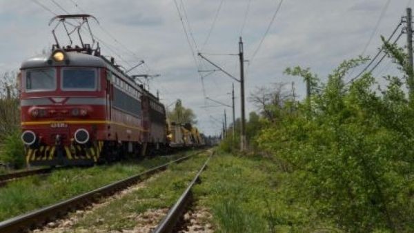 Около 18 55 ч локомотивът на пътнически влак пътуващ от Петрич