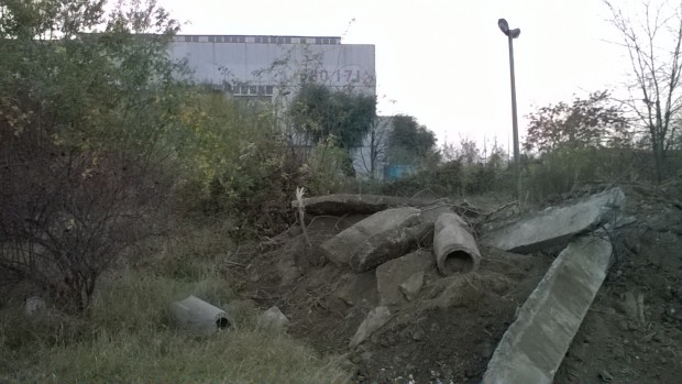 Читател на Plovdiv24.bg алармира за опасост под моста на Асеновградско