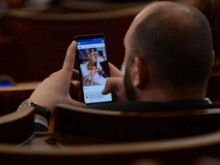 Скандално! Депутат гледа пищни моми, докато текат бурните дебати за нов вицепремиер в парламента