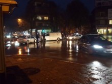 Кола и инкасо автомобил се сблъскаха , три патрулки пазят парите