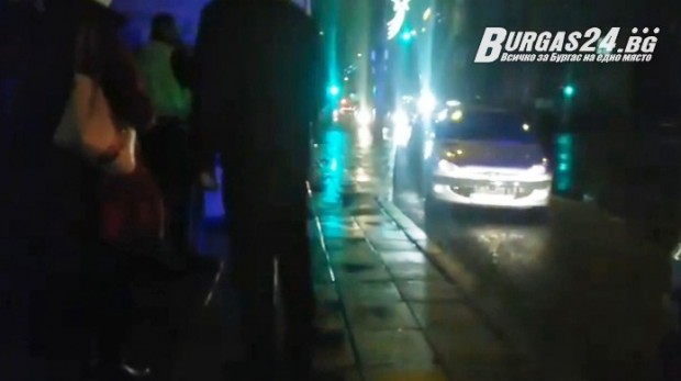 Burgas24.bg, който ни изпрати кратко видео от инцидента.По думите му,