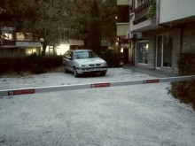 Асеновградчанин загради с бариера общински терен, за да паркира само той