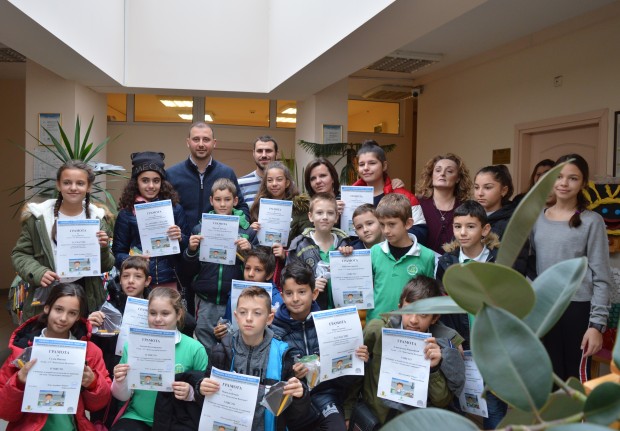 Днес кметът на район Южен Борислав Инчев награди  учениците участвали