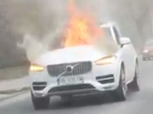Огън лумна в движение изпод капака на хубав джип в Пловдив!