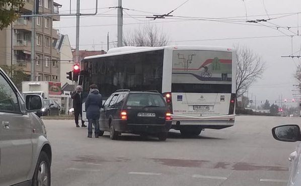 Автомобил и автобус от градския транспорт в Пловдив направиха лека