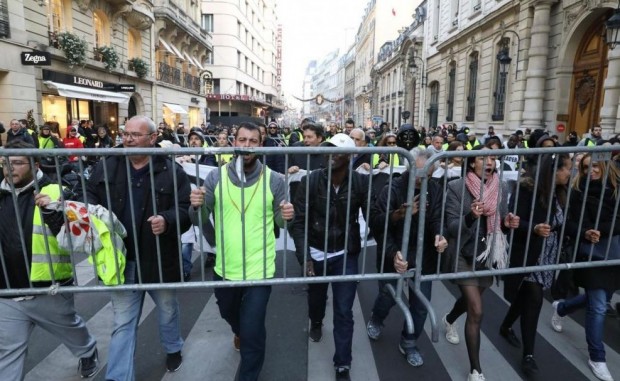 Френската полиция използва водни оръдия и сълзотворен газ за да