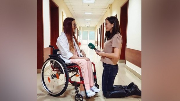бТВ
Млада жена в инвалидна количка сбъдна мечтата си – да
