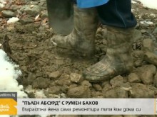 Възрастна жена сама ремонтира пътя към дома си в планината