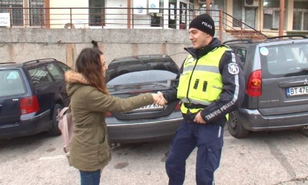 Пътен полицай от Велико Търново върна портмоне с 1000 лева