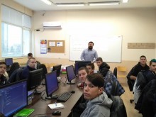 Повече от 100 деца от ПГЕЕ в Пловдив се обучават в програмиране