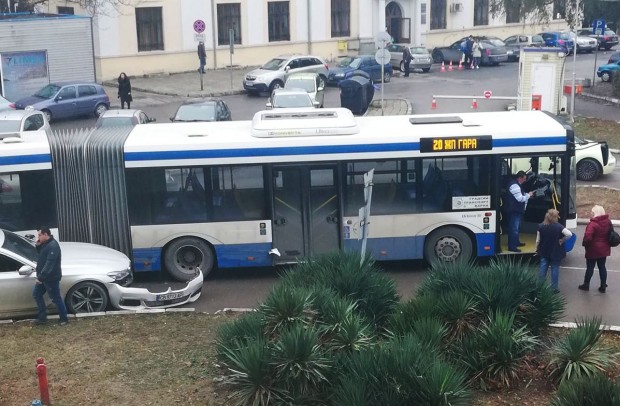 Фейсбук
Лек автомобил и автобус се удариха на кръговото кръстовище на