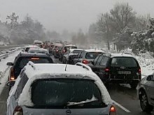 Кошмарни задръствания в половин България заради снега!