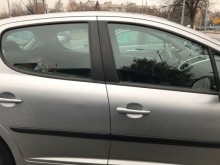 Спящо дете оставено само в кола пред хипермаркет в Пловдив - има ли проблем?