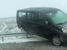 Заради пързалката кола "яхна" мантинелата на АМ "Хемус"
