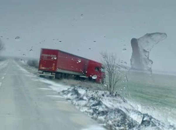 Фейсбук
Снегът във Варненско продължава да създава много затруднения на шофьорите