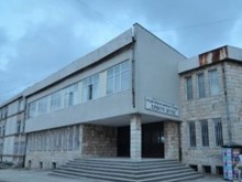 Силният вятър повреди част от покрива на училище в Балчик