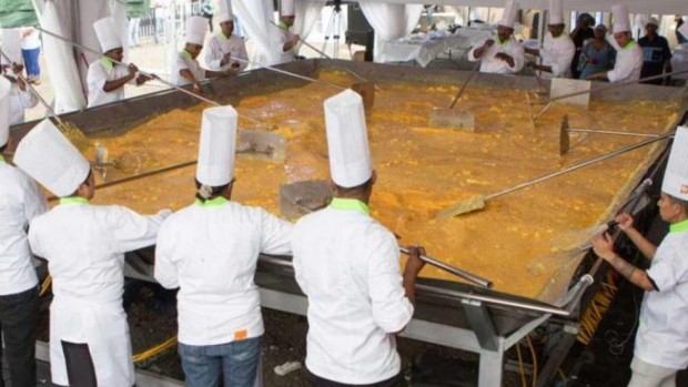 Екип от над 20 готвачи приготви най голямата порция бъркани яйца с
