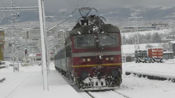 Лошото време обърка разписанието на влаковете Заради снега много хора