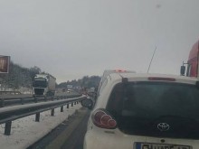 Автобус се запали на магистрала "Тракия", задръстването е голямо