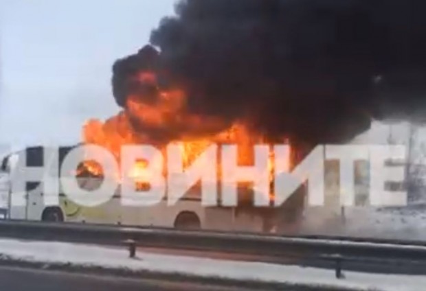 Автобус се запали на автомагистрала Тракия На 28 ия километър в