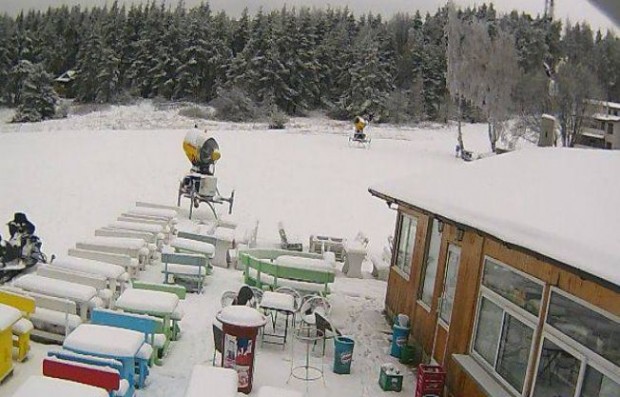 10 15 сантиметра е снежната покривка в района на Хижа Здравец