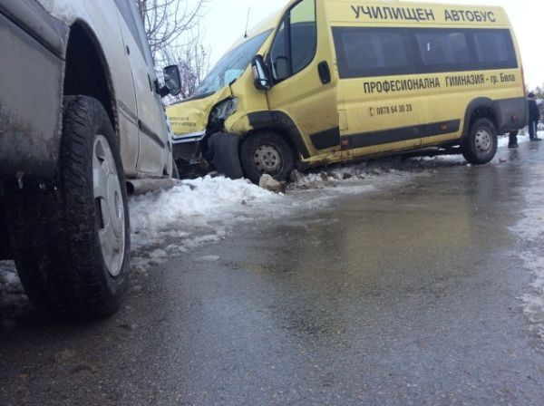 Две деца пострадаха при катастрофа с автобус на пътя Пиперково