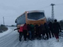 Ученици бутат автобуса си в леда