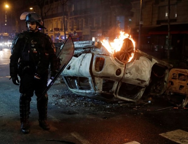 Reuters
Френското правителство обяви че обмисля въвеждането на извънредно положение след