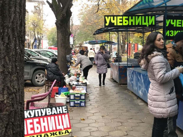 Varna24 bg  Бабите насядали по кашончета около синия пазар и на Чаталджа