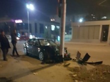 Страшен тътен след зрелищно ПТП в Пловдив! Кола се размаза в стълб