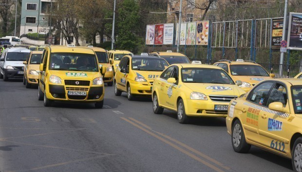 Желаещите да получат разрешение за извършване на таксиметров превоз на