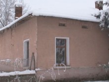 Цигани с чорапи на главите обрали бащиния дом на Валери Симеонов!