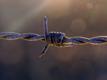 Ужасна смърт! Мъж увисна, нанизан на оградата си