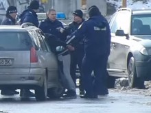 Първи кадри от епичната гонка, в която шофьор с милион провинения заби юмрук в лицето на полицай
