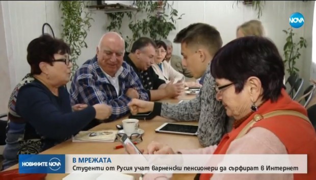 Студенти от Русия учат варненски баби и дядовци как да