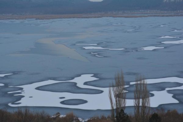 Седем сантиметров лед покри повърхността на езерото Сребърна съобщават от