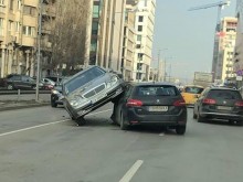 Като на филм! Такава катастрофа не се вижда всеки ден, шофьорка изуми!
